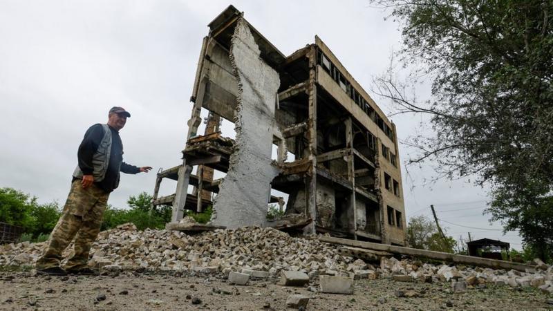 Perang Ukraina: Ibu dan anak tewas dalam serangan rudal Rusia di Kyiv