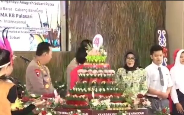 Kapolri Jenderal Polisi Drs. Listyo Sigit Prabowo, M.Si. menghadiri perayaan Hari Ulang Tahun ke-44 Yayasan Kemala Bhayangkari di Gedung Bhayangkari