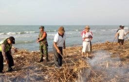 Peduli Lingkungan, Bhabinkamtibmas Polsek Taman Polres Pemalang Kerja Bakti Di Pantai Bersama Warga