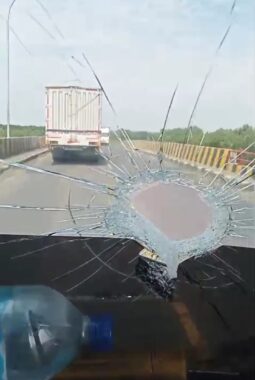 PELEMPARAN KACA MOBIL TRUK KEMBALI TERJADI DI JALUR LINGKAR BREBES, SOPIR ALAMI TRAUMA