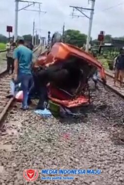 Kereta Api Bangunkarta Tertemper Mobil dan Sepeda Motor di JPL 320 Antara BBN-MGW, Lintas Daop 6 Yogyakarta Sempat Terganggu   