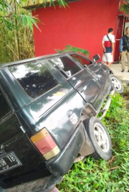 Nyaris Terjun ke Jurang, Minibus Pengangkut Solar Ilegal “Nyungsep” di Jalan KNPI Blora   